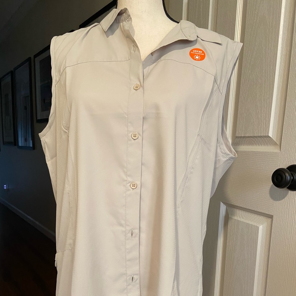WHITE SIERRA sleeveless button down shirt in beige.